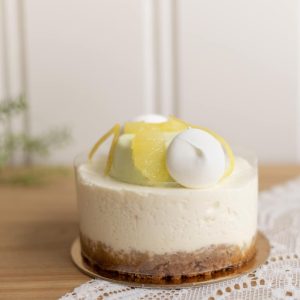 Image du cheesecake léger citron et lime de Mlles Gâteaux : Cheese cake léger monté au yogourt pressé sur un biscuit graham maison au miel du Québec. Il est garni de crémeux au citron vert, de suprême de citron au sirop, de zeste de citron confit et de meringue maison.
