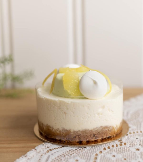 Image du cheesecake léger citron et lime de Mlles Gâteaux : Cheese cake léger monté au yogourt pressé sur un biscuit graham maison au miel du Québec. Il est garni de crémeux au citron vert, de suprême de citron au sirop, de zeste de citron confit et de meringue maison.