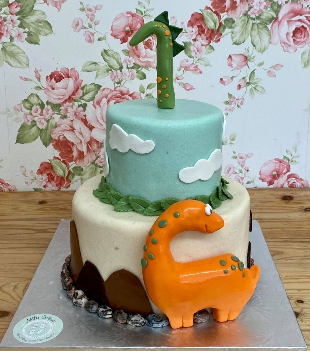Gâteau d'anniversaire sur mesure de 1 an: gâteau de 2 étages à thématique de dinosaure avec une couverture en pâte d'amande et décoré d'un dinosaure 3D en fondant.