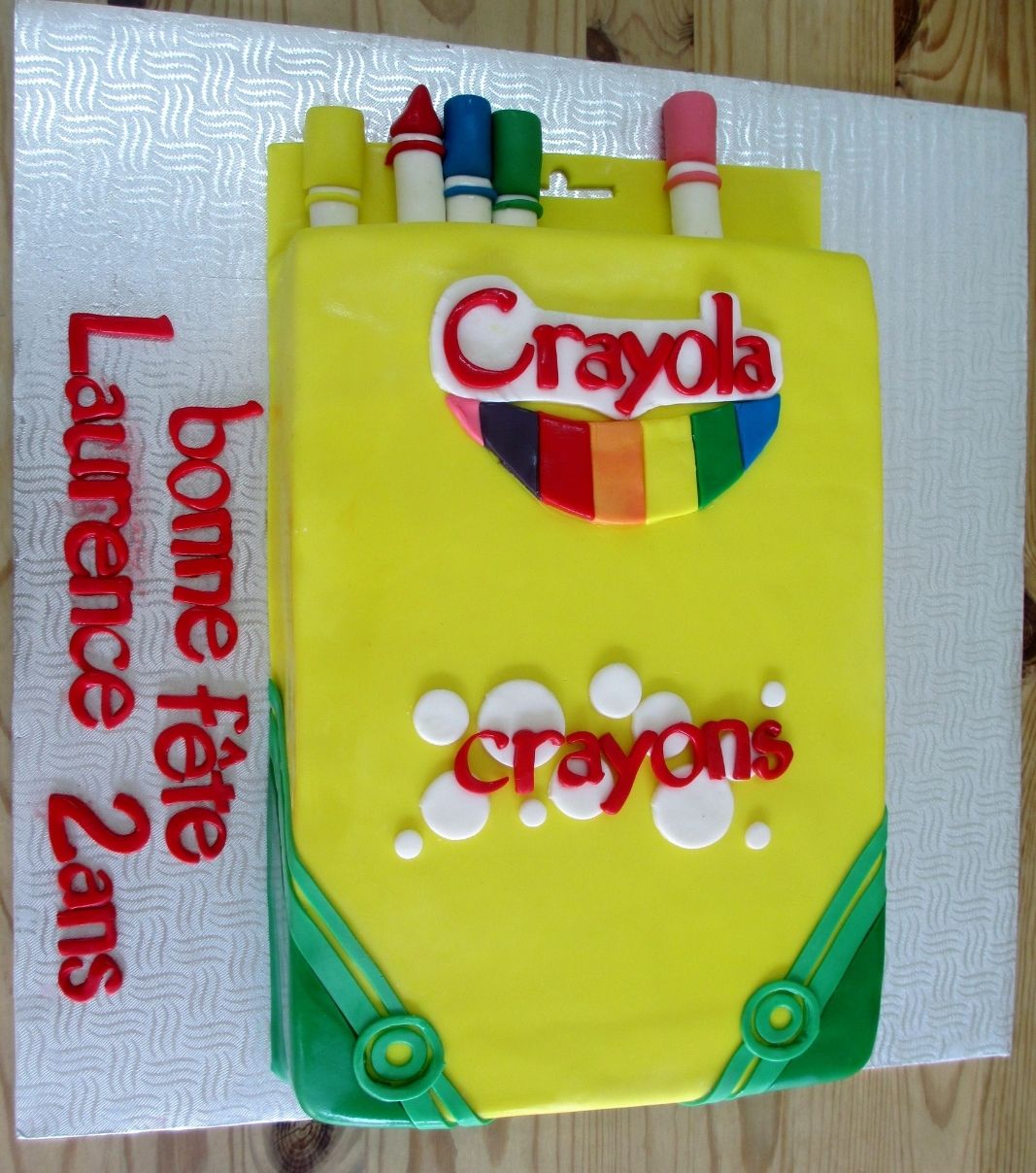 Gâteau d'anniversaire sur mesure des 2 ans de Laurence: gâteau à thématique boîte de crayons CRAYOLA avec une couverture en fondant et décoré de crayons en fondant.
