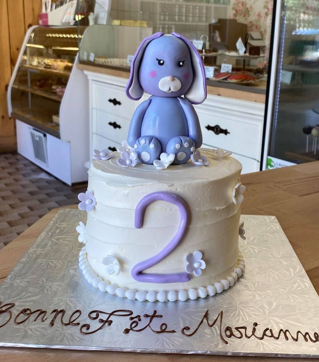 Gâteau d'anniversaire sur mesure des 2 ans de Marianne: gâteau à thématique de lapin avec une couverture à la crème au beurre et décoré d'un lapin mauve 3D en fondant.