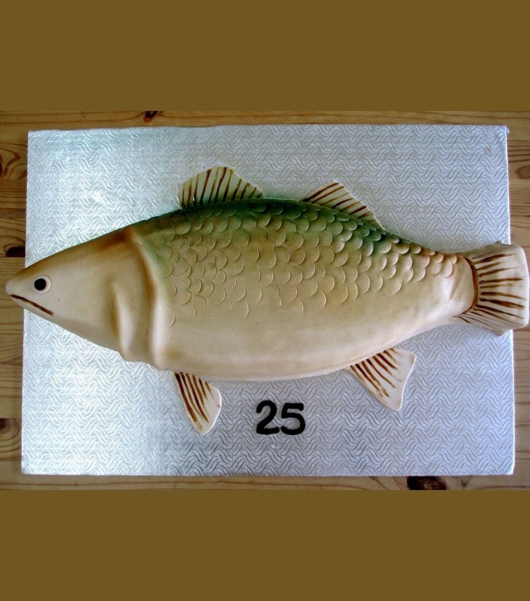 Gâteau d'anniversaire sur mesure de 25 ans: gâteau en forme du poisson doré de lac avec une couverture en fondant.