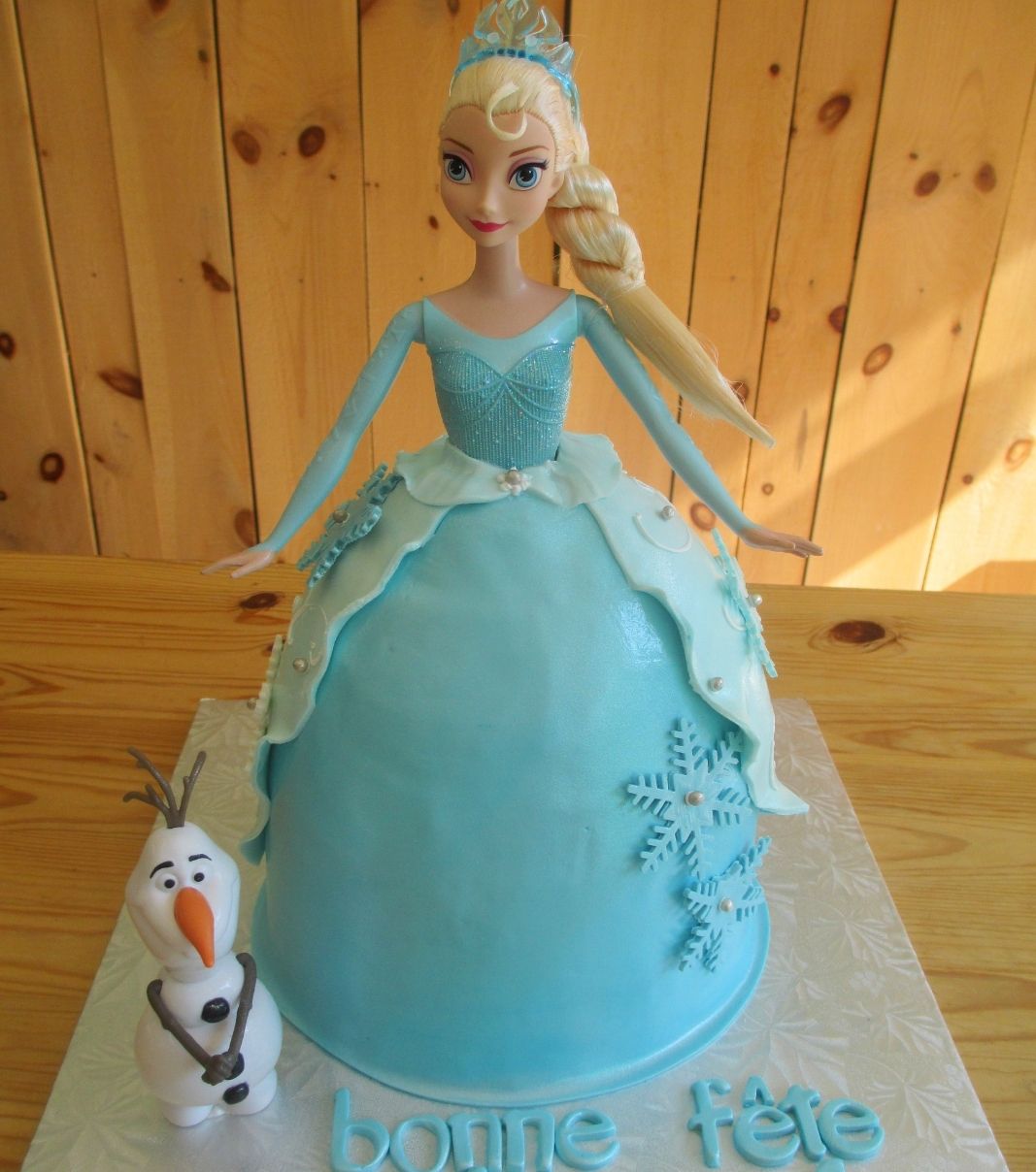 Gâteau d'anniversaire sur mesure des 4ans de Juliette: gâteau à thématique Reine des neiges en forme de robe avec une couverture en fondant.