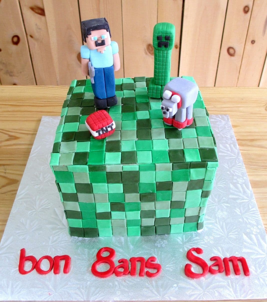 Gâteau d'anniversaire sur mesure des 8 ans de Sam: gâteau à thématique Minecraft avec une couverture en fondant et décoré de personnages en fondant.