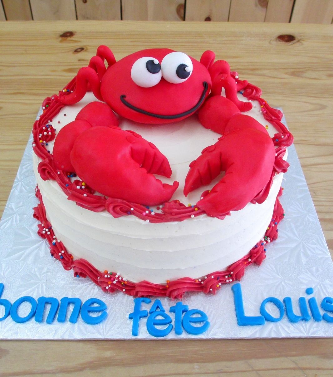 Gâteau d'anniversaire sur mesure de Louis: gâteau avec une couverture à la crème au beurre et décoré d'un crabe 3D en fondant.