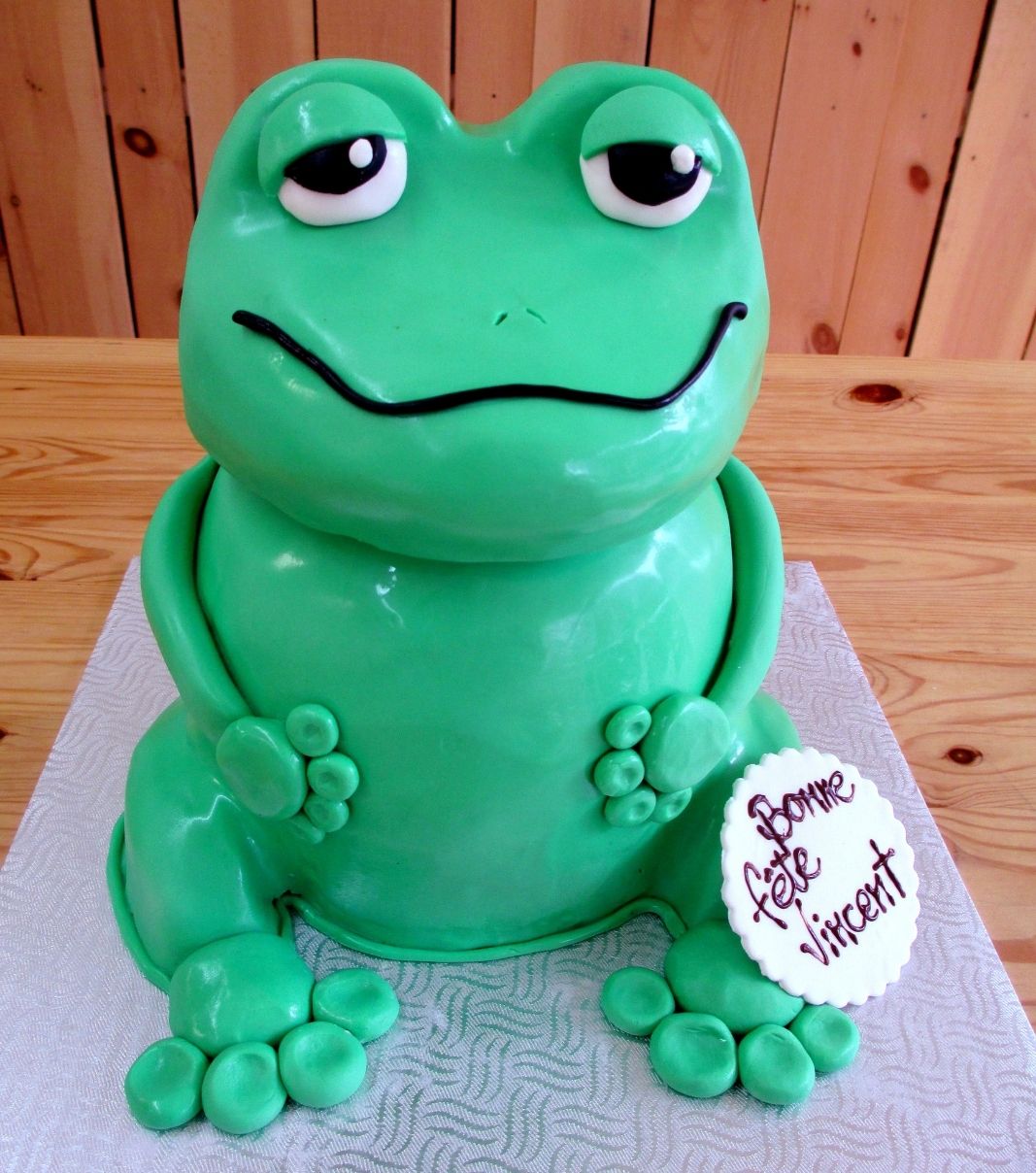 Gâteau d'anniversaire sur mesure de Vincent: gâteau de 2 étages à thématique de grenouille 3D avec une couverture en fondant.