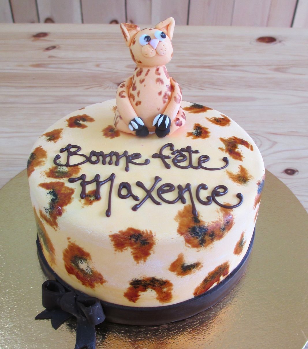 Gâteau d'anniversaire sur mesure de Maxence: gâteau à thématique de léopard et de guépard avec une couverture en fondant et décoré d'une figurine en 3D de léopard en fondant.