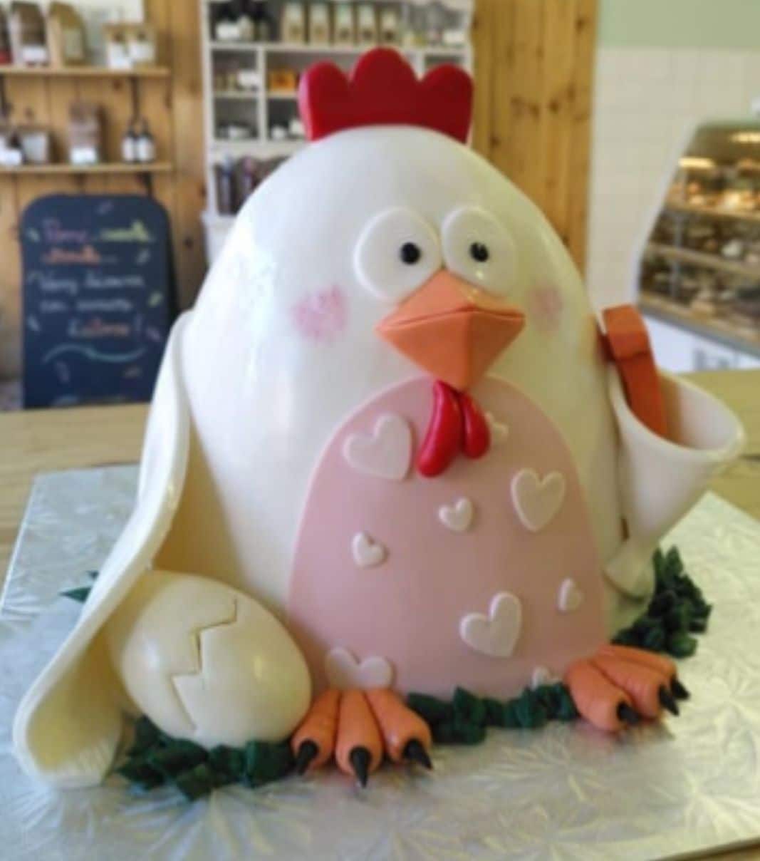 Gâteau d'anniversaire sur mesure de Charlotte: gâteau en forme de poulet en 3D avec une couverture en fondant et décoré d'un œuf en fondant.