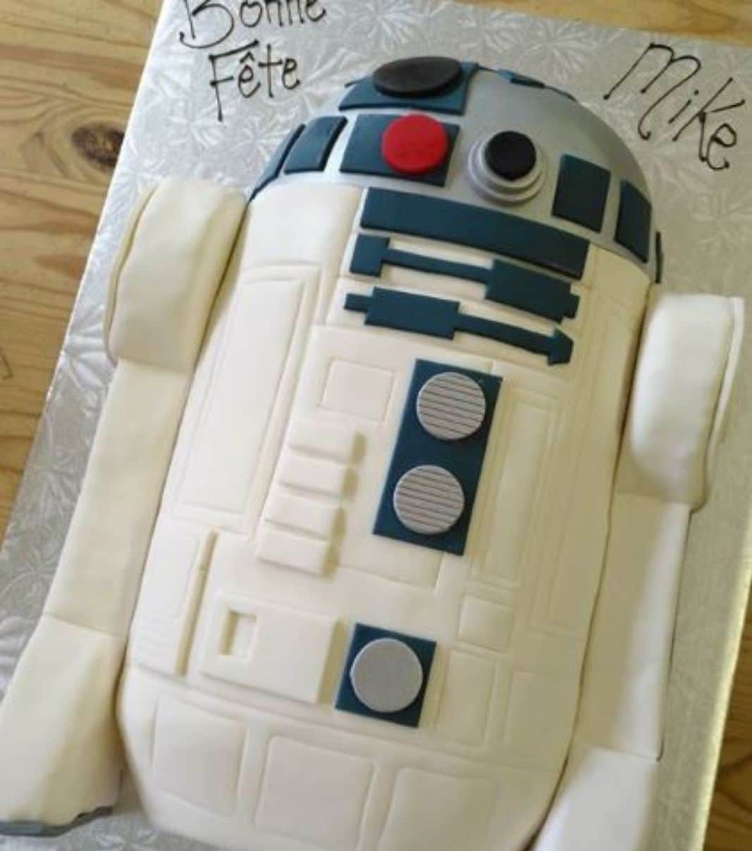 Gâteau d'anniversaire sur mesure de Mike: gâteau à thématique Star Wars en forme de R2D2 en 3D avec une couverture en fondant.