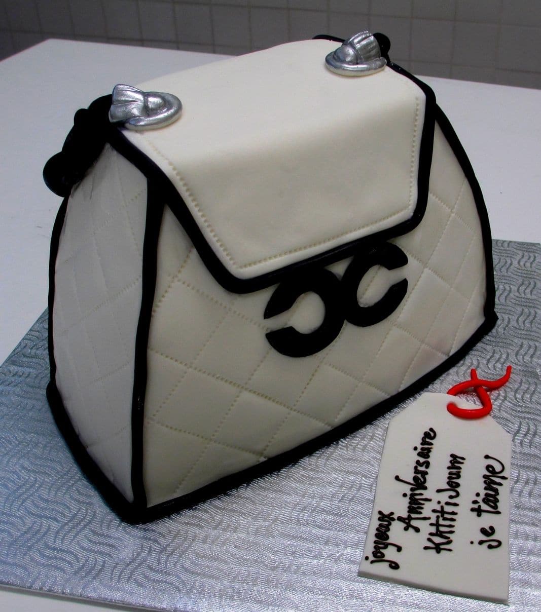 Gâteau d'anniversaire sur mesure de KatitiJoum: gâteau en forme de sac à main Chanel en 3D avec une couverture en fondant.