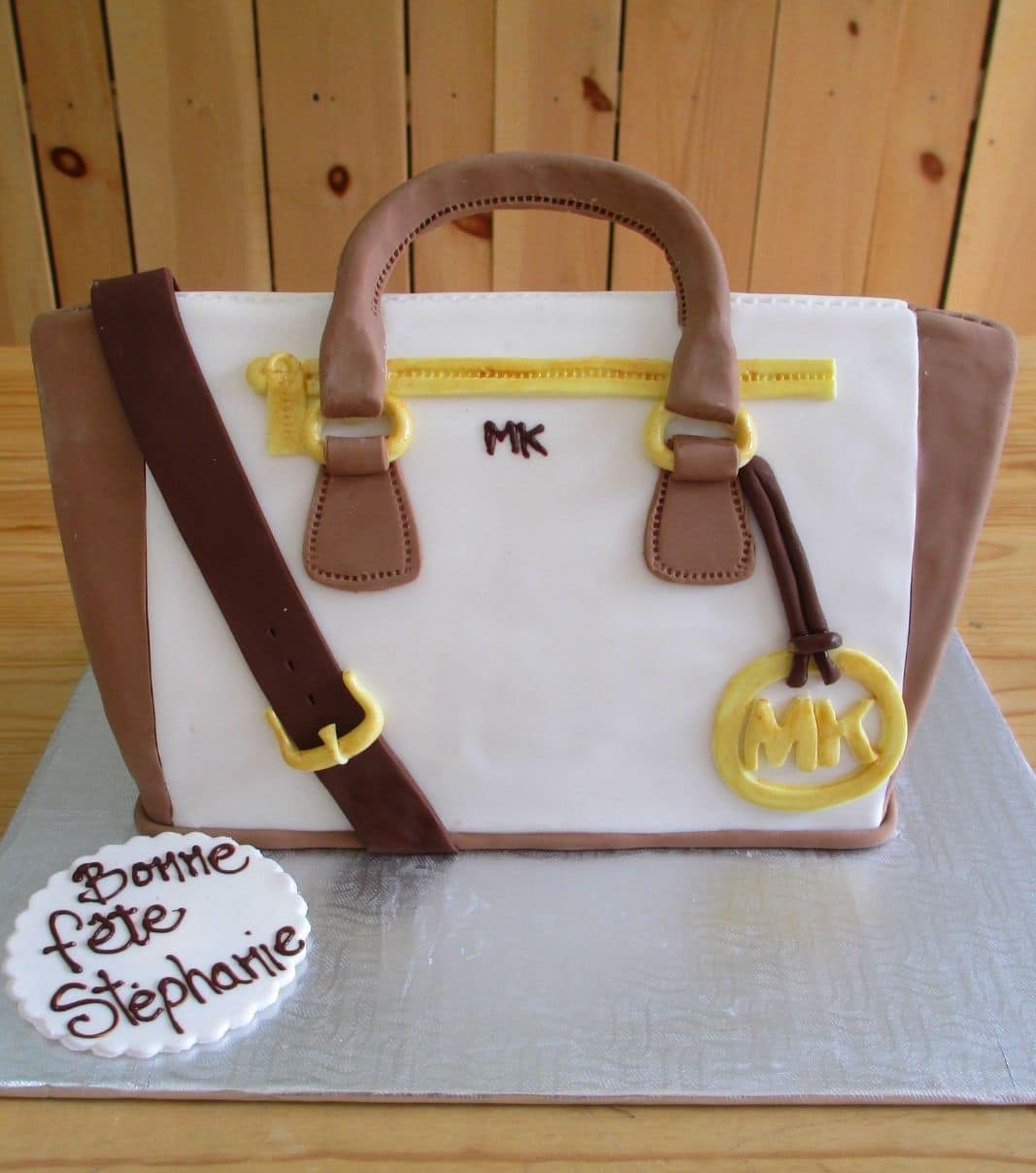Gâteau d'anniversaire sur mesure de Stéphanie: gâteau en forme de sac à main Michael Kors en 3D avec une couverture en fondant.