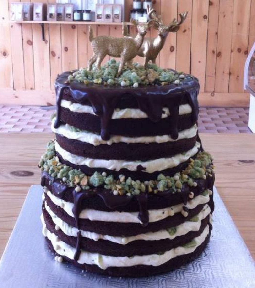 Gâteau de mariage de Fred et Gabrielle: gâteau de 2 étages nu rustique avec un coulis drip chocolat et un crumble à la pistache.