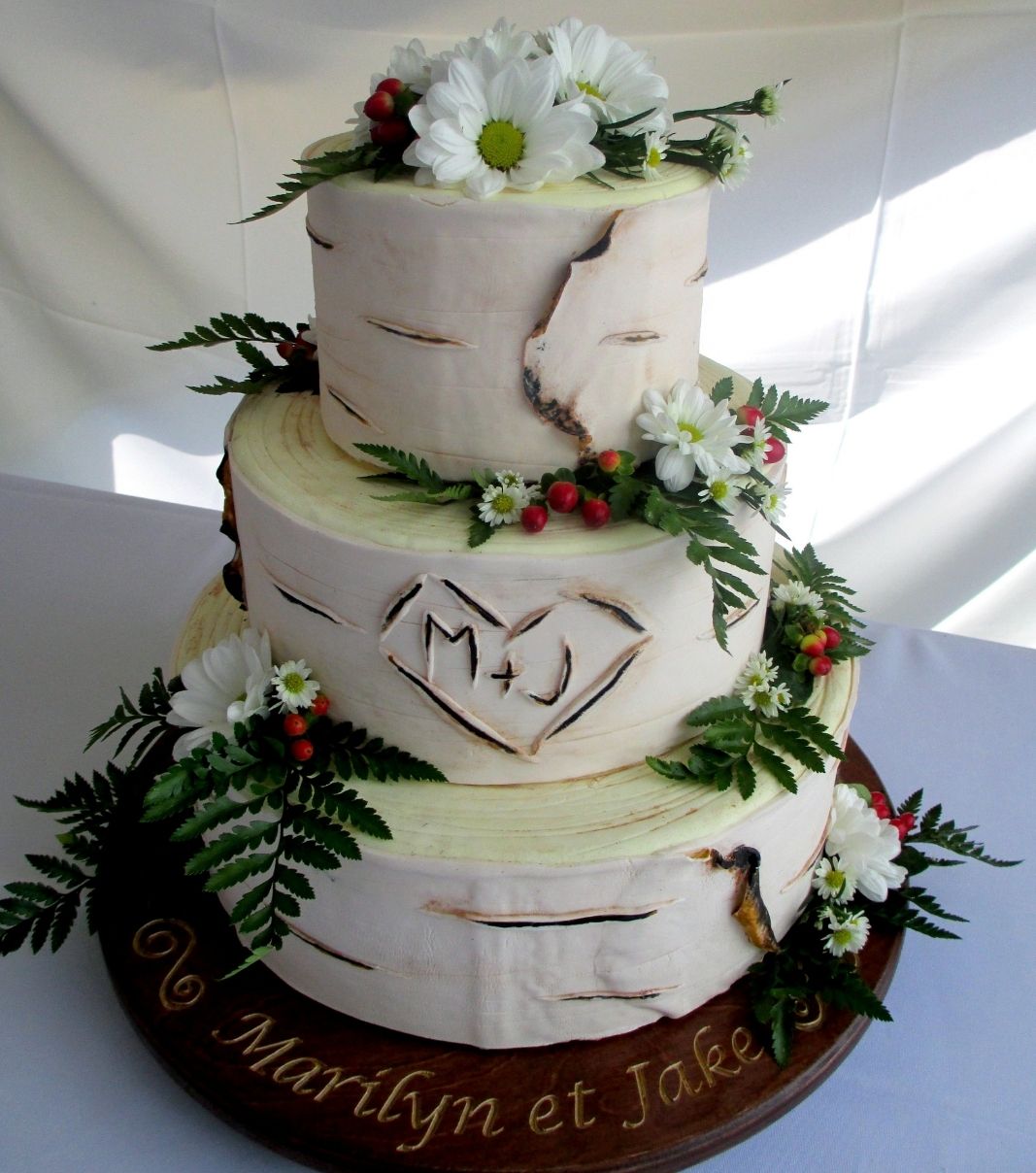 Gâteau de mariage de Marilyn et Jake: gâteau de 3 étages avec une couverture en pâte d'amande effet bouleau et décoré de fleurs fraîches.