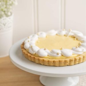 image de la tarte au citron meringué de Mlles Gâteaux : Crème citron monté au beurre sur une croûte de pâte sucrée à la vanille garnie de meringue italienne et céréales croustillantes au chocolat blanc