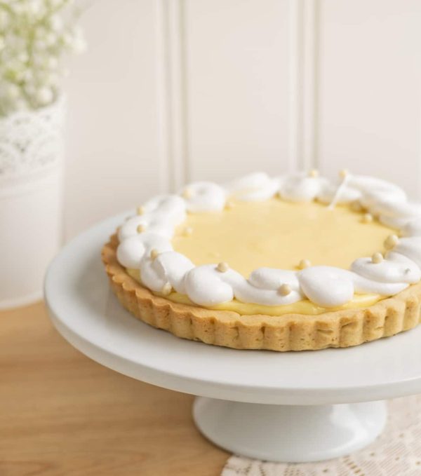 image de la tarte au citron meringué de Mlles Gâteaux : Crème citron monté au beurre sur une croûte de pâte sucrée à la vanille garnie de meringue italienne et céréales croustillantes au chocolat blanc