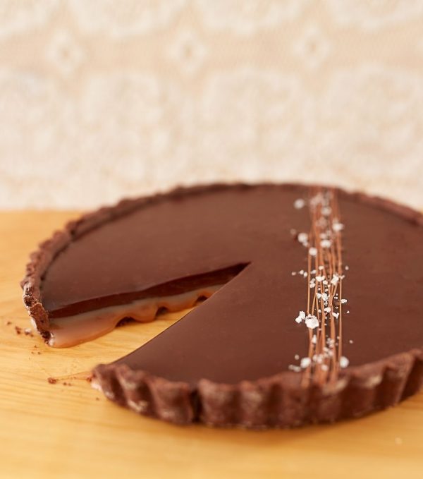 Image de la tarte chocolat et caramel fleur de sel de Mlles Gâteaux : Pâte sucrée au chocolat garni de notre caramel fleur de sel et surmonté d'une ganache au chocolat noir.