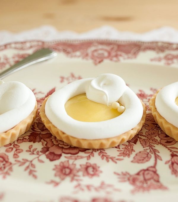 image de la tartelette au citron meringué de Mlles Gâteaux : Crème citron monté au beurre sur une croûte de pâte sucrée à la vanille garnie de meringue italienne et céréales croustillantes au chocolat blanc