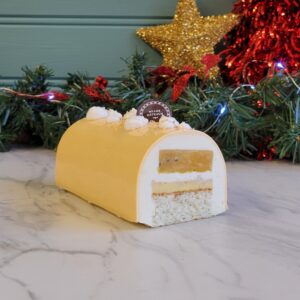 Bûche Tropicanas dans un décor festif de Noël