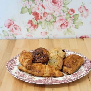 Assiette de viennoiseries : 1 croissant, 1 chocolatine, 1 biscuit au chocolat, 1 danoise raisin et 1 scones au bleuet.