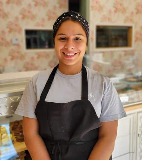 Portrait d'une pâtissière à la pâtisserie Mlles Gâteaux dans le quartier Villeray à Montréal