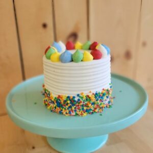 Découvrez le gâteau d'anniversaire funfetti à la vanille avec crème au beurre à la vanille, bordure de bonbons multicolores et bordure de crème au beurre coloré