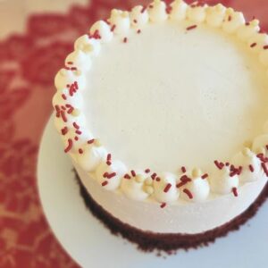 Découvrez notre gâteau rouge velours masqué de crème au beurre à la vanille pour 6 parts
