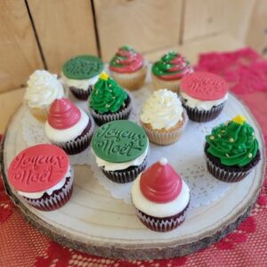 Découvrez cupcake de Noël décoré de crème au beurre rouge, verte et blanche