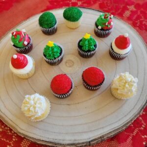 Découvrez nos mini cupcake thème de Noël décoré de crème au beurre rouge, blanche, verte