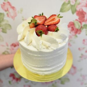 Découvrez notre gâteau shortecake aux fraises du Québec masqué de chantilly vanille et décoré de fraises fraîches.