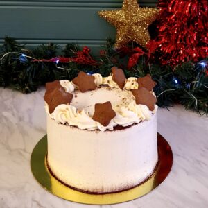 Découvrez notre gâteau anniversaire pain d'épices avec légère à l'érable décoré de biscuits pain d'épices en décor.