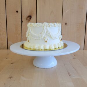 Gâteau anniversaire tout vanille masqué de crème au beurre à la vanille de couleur blanche