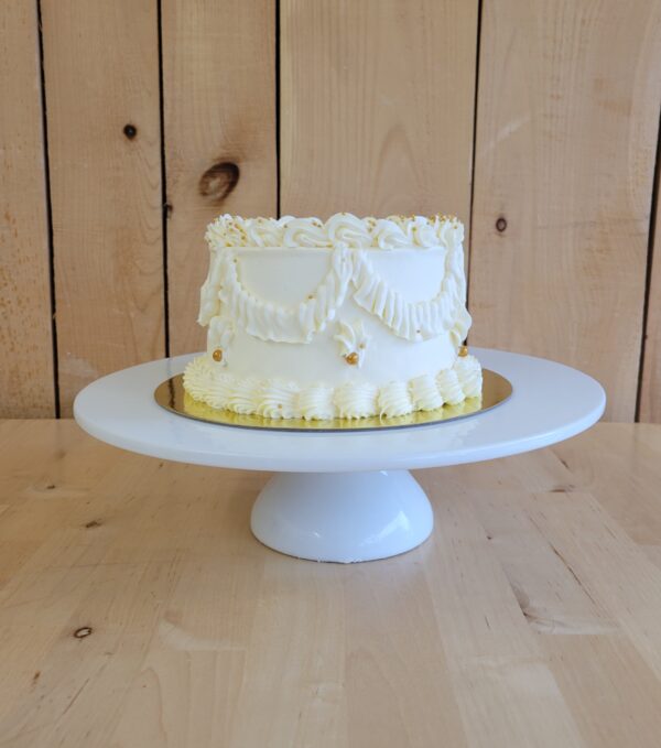 Gâteau anniversaire tout vanille masqué de crème au beurre à la vanille de couleur blanche