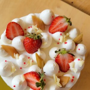 Photo du shortcake rhubarbe et fraise avec des fraise et rhubarbe confite en décor.