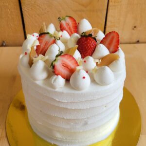 Photo du shortcake aux fraise et rhubarbe avec des fraises fraîches et rhubarbe confite.