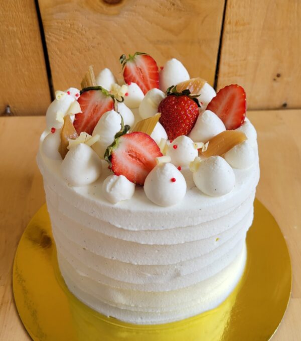 Photo du shortcake aux fraise et rhubarbe avec des fraises fraîches et rhubarbe confite.