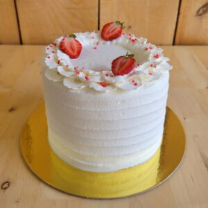 Photo du gâteau anniversaire shortcakes aux fraises composés de fraise fraîche et masqué de chantilly à la vanille