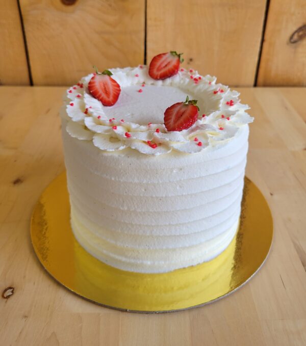 Photo du gâteau anniversaire shortcakes aux fraises composés de fraise fraîche et masqué de chantilly à la vanille