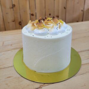 Gâteau anniversaire citron-pavot décoré de meringue italienne torchée